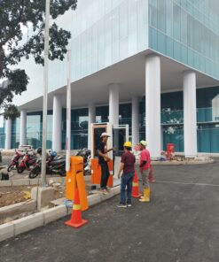 Instalasi barrier gate otomatis dan mesin tiket parkir di gedung perkantoran